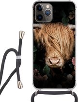 Hoesje met koord Geschikt voor iPhone 13 Pro Max - Schotse hooglander - Koe - Bladeren - Siliconen - Crossbody - Backcover met Koord - Telefoonhoesje met koord - Hoesje met touw
