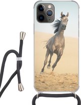 Hoesje met koord Geschikt voor iPhone 13 Pro Max - Paard - Zand - Woestijn - Siliconen - Crossbody - Backcover met Koord - Telefoonhoesje met koord - Hoesje met touw