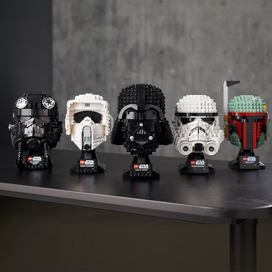 Vijf LEGO Star Wars-helmen op een rij: TIE Fighter Pilot, Scout Trooper, Darth Vader, Stormtrooper en Boba Fett.