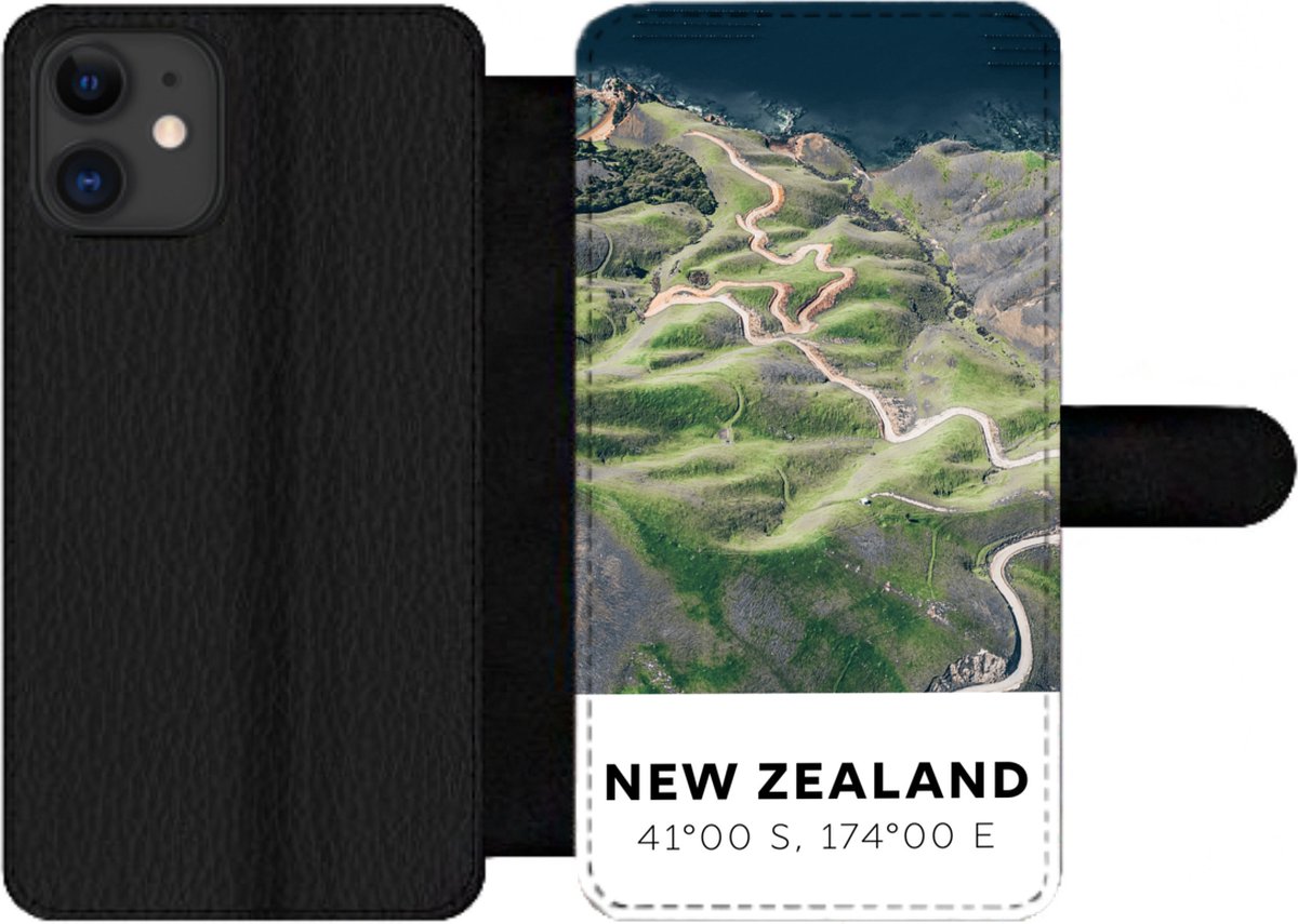Telefoonhoesje Geschikt voor iPhone 12 Pro telefoonhoesje - Nieuw Zeeland - Water - Groen - Strand - Met vakjes - Wallet case met magneetsluiting