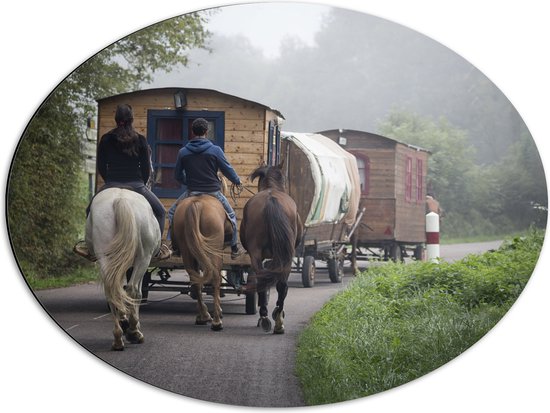 WallClassics - Dibond Ovaal - Ouderwetse Caravan met Paard en Wagen - 68x51 cm Foto op Ovaal (Met Ophangsysteem)