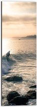 WallClassics - Dibond - Surfer op Zee aan de Kust - 20x60 cm Foto op Aluminium (Met Ophangsysteem)