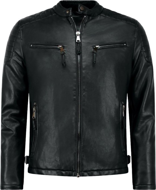Zwarte leren biker jas voor heren met rits, borstzakken en riempjes aan de onderkant.