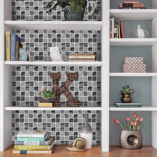 Étagère avec fond d'étagères recouvert de mosaïques en marbre noir et gris.