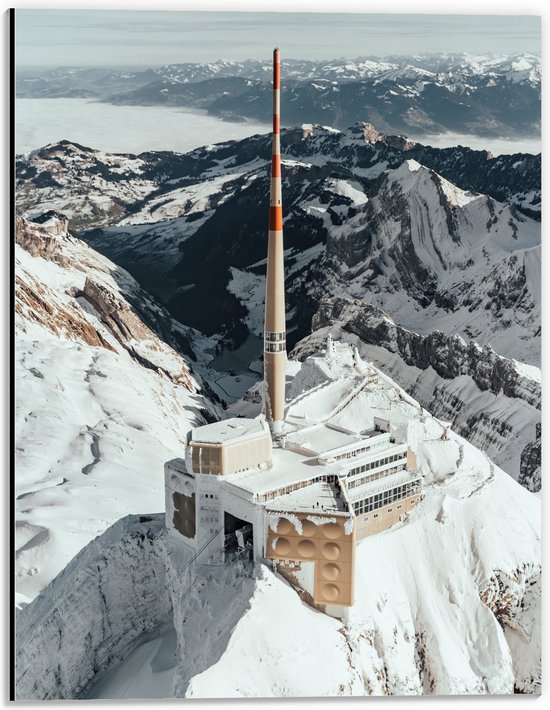 WallClassics - Dibond - Santis - Mountain Peak Gebouw in Bergen - 30x40 cm Foto op Aluminium (Met Ophangsysteem)