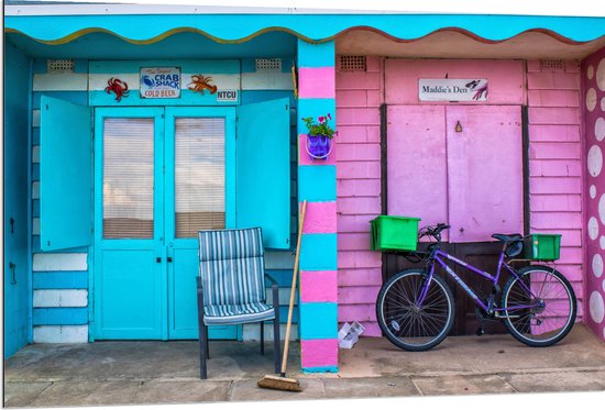 WallClassics - Dibond - Blauw en Roze Strandhuisjes - 120x80 cm Foto op Aluminium (Met Ophangsysteem)