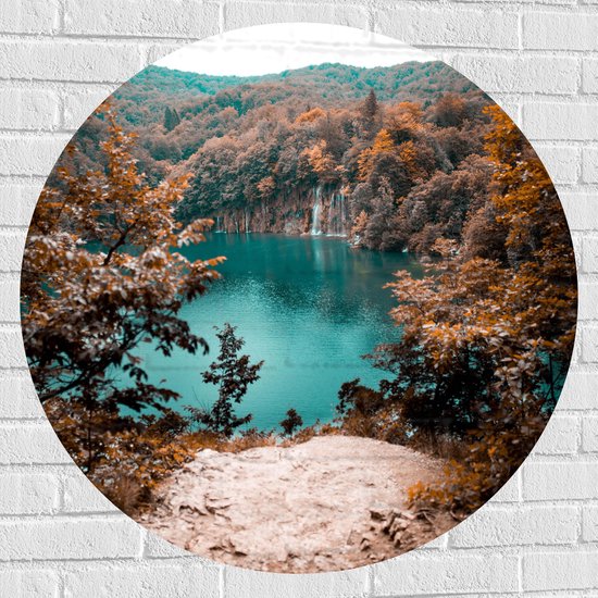 WallClassics - Muursticker Cirkel - Uiktkijk Plek naar Waterval - 90x90 cm Foto op Muursticker
