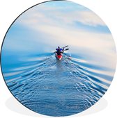 WallCircle - Wandcirkel - Muurcirkel - Een man is aan het roeien in een rode roeiboot - Aluminium - Dibond - ⌀ 140 cm - Binnen en Buiten