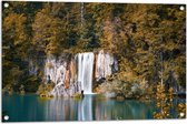 WallClassics - Tuinposter – Waterval vanuit het Bos in een Meer - 90x60 cm Foto op Tuinposter  (wanddecoratie voor buiten en binnen)
