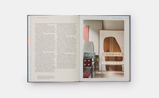 Open boek met twee pagina's. Rechts een woonkamer met stoelen en een tafel. De tekst "JOY IN COLLABORATION" staat bovenaan.