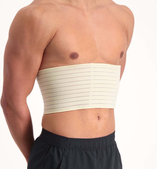 Man met een beige ribbrace met paarse lijnen.