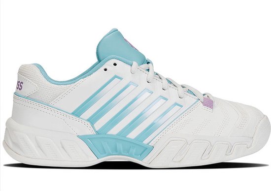 Witte tennisschoen met lichtblauwe strepen op de zijkant en blauwe accenten.