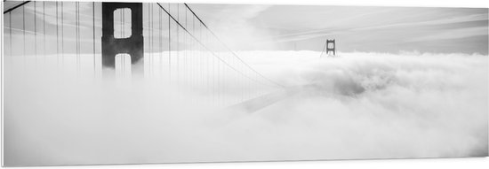 WallClassics - PVC Schuimplaat - Hevige Mist bij Grote Brug - Zwart / Wit - 150x50 cm Foto op PVC Schuimplaat (Met Ophangsysteem)