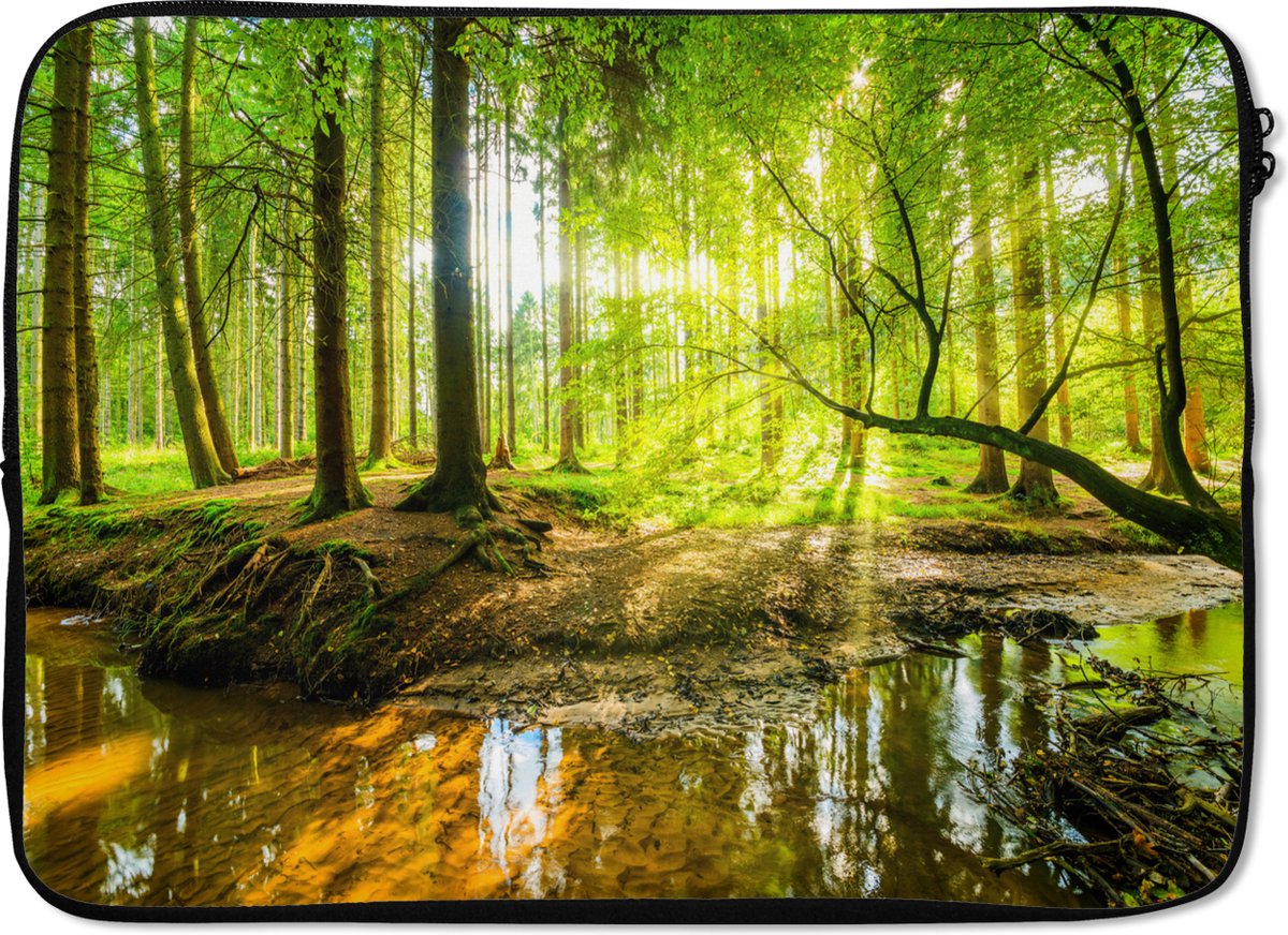 Laptophoes 13 inch - Bos - Landschap - Water - Bomen - Zon - Groen - Natuur - Laptop sleeve - Binnenmaat 32x22,5 cm - Zwarte achterkant