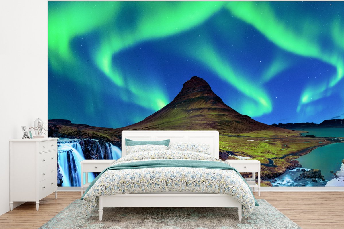 Behang - Fotobehang Noorderlicht - Sterrenhemel - IJsland - Berg - Groen - Waterval - Meer - Breedte 400 cm x hoogte 300 cm