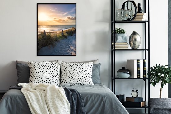 PosterMonkey - Affiche encadrée - Cadre photo - Plage - Mer - Dune - Banc - Cadre affiche - Affiche - Décoration murale - Tableau avec cadre - Cadre - 60x80 cm - Affiche plage - Cadre affiche