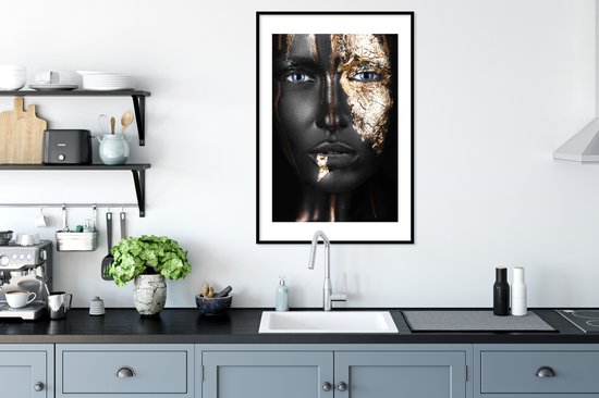 Image unique d'une femme maquillée aux nuances dorées. Le portrait est facile à combiner grâce aux couleurs noir et or 60x90 cm