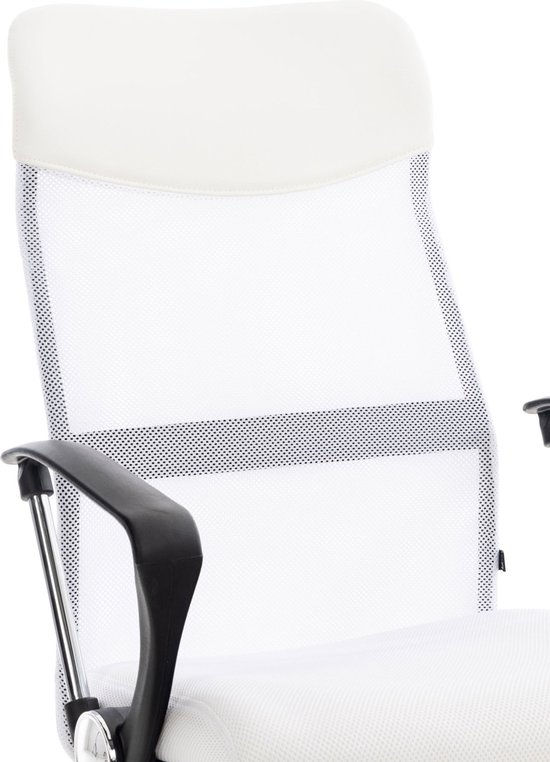 Detail van de witte mesh rugleuning en hoofdsteun van een bureaustoel, met een deel van de zwarte armleuning.
