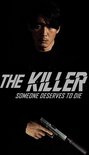 Een man in een zwart T-shirt met de tekst 'THE KILLER' en 'SOMEONE DESERVES TO DIE'. Hij houdt een pistool met demper vast.