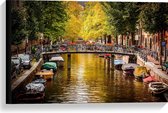 WallClassics - Canvas  - Amsterdamse Grachten met Bootjes - 60x40 cm Foto op Canvas Schilderij (Wanddecoratie op Canvas)