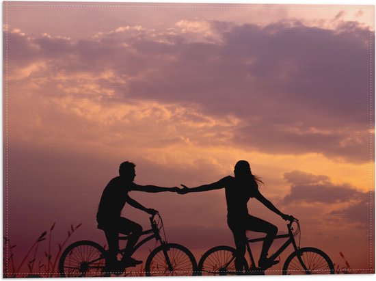 WallClassics - Vlag - Silhouet van Hand in Hand Fietsend Koppel - 40x30 cm Foto op Polyester Vlag