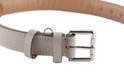 Lichtgrijze leren halsband met zilverkleurige gesp.