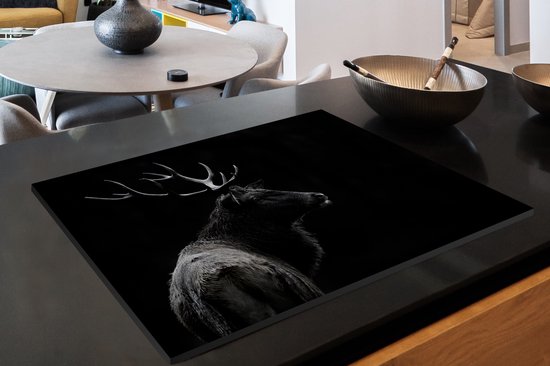 KitchenYeah® Inductie beschermer 80x52 cm - Hert - Zwart - Portret - Gewei - Dieren - Kookplaataccessoires - Afdekplaat voor kookplaat - Inductiebeschermer - Inductiemat - Inductieplaat mat