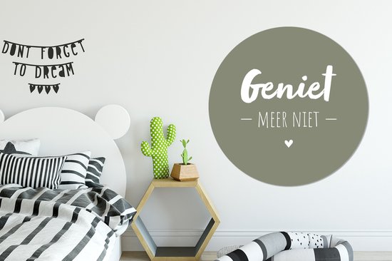 WallCircle - Wandcirkel 140x140 - Spreuken - Geniet meer niet - Zomer - Tekst - Genieten - Ronde schilderijen woonkamer - Wandbord rond - Muurdecoratie cirkel - Kamer decoratie binnen - Wanddecoratie muurcirkel - Woonaccessoires
