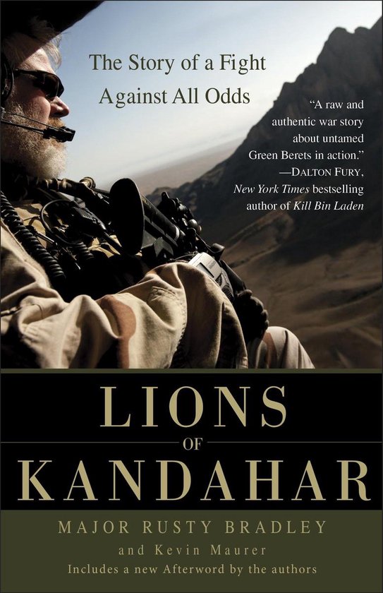 Boekomslag "Lions of Kandahar". Een man met een baard, zonnebril en headset draagt een geweer. De tekst "The Story of a Fight Against All Odds" staat boven de afbeelding.