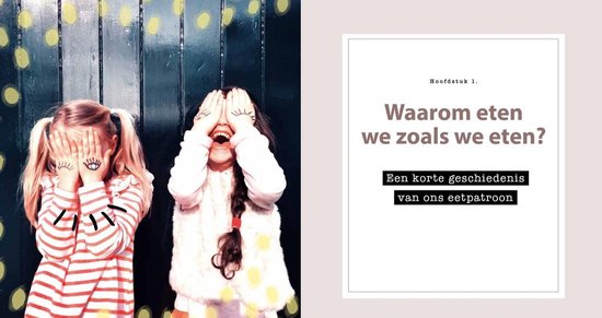 Twee meisjes die verstoppertje spelen, met de handen voor hun ogen, tegen een groene muur.