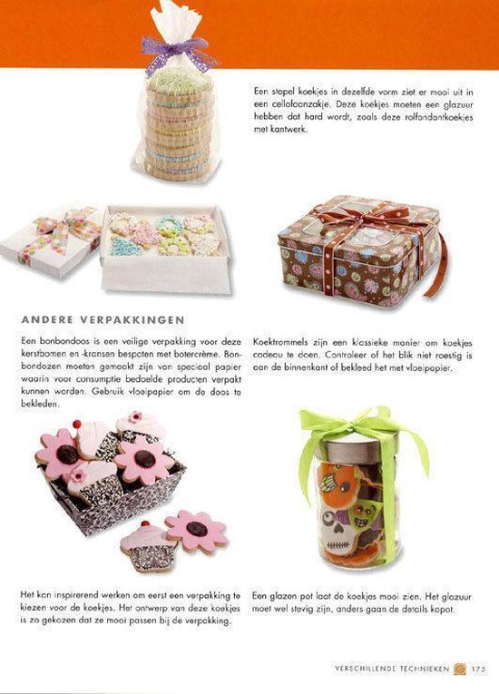 Verpakkingen voor koekjes: gestapelde koekjes, doos met versierde koekjes, cadeaubox en glazen pot met koekjes.