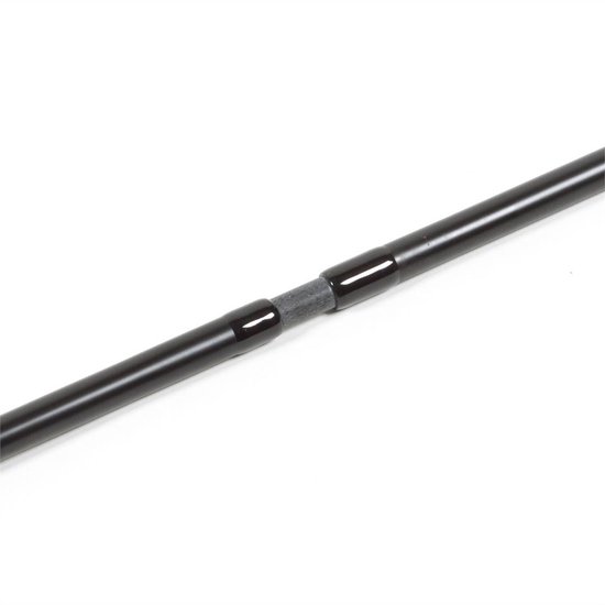 Zwarte, tweedelige hengelsteel van een visnet.