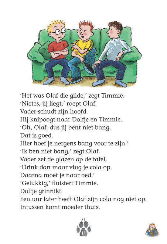 Drie jongens zitten op een groene bank. De jongen in het midden praat.