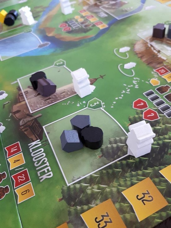 Grijze en witte pionnen op een groen spelbord met bomen en gebouwen.