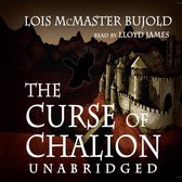 De omslag van "The Curse of Chalion" toont een kasteel bij nacht met een raaf die vliegt in de lucht. De titel staat centraal.