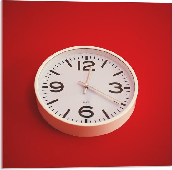 Acrylglas - Witte Klok op Rode Muur - 50x50cm Foto op Acrylglas (Met Ophangsysteem)