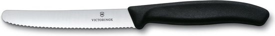 Een zwart Victorinox mes met gekarteld lemmet en een lang handvat.
