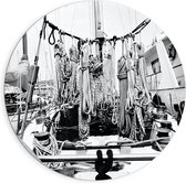 Dibond Wandcirkel - Zwart/Wit Vissersboot  - 90x90cm Foto op Aluminium Wandcirkel (met ophangsysteem)