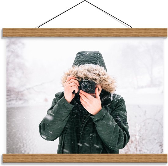 Schoolplaat – Man in de Sneeuw met een Donkere Jas met een Bontkraag en een Camera - 40x30cm Foto op Textielposter (Wanddecoratie op Schoolplaat)