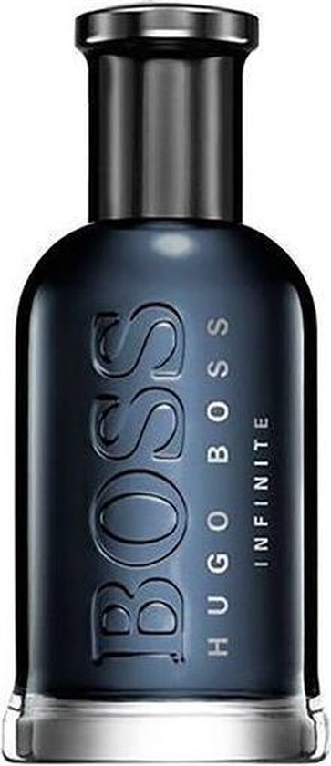 Donkerblauwe Hugo Boss Bottled Infinite eau de parfumfles met zilverkleurige dop, staand op witte achtergrond.