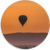 Dibond Wandcirkel - Luchtballon met Oranje Lucht - 60x60cm Foto op Aluminium Wandcirkel (met ophangsysteem)