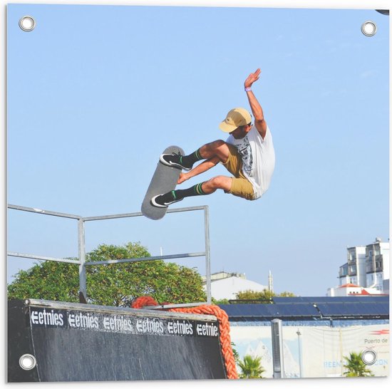 Tuinposter – Man op een Skateboard - 50x50cm Foto op Tuinposter  (wanddecoratie voor buiten en binnen)