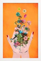 JUNIQE - Poster in houten lijst Frida's Hands -30x45 /Kleurrijk