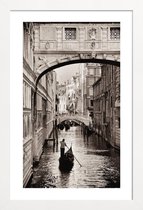 JUNIQE - Poster met houten lijst Gondel in Venetië -13x18 /Bruin &