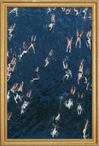 JUNIQE - Poster met houten lijst Zwem fotografie -20x30 /Bruin
