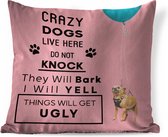 Sierkussen - Honden Quote 'crazy Dogs Live Here' En Een Roze Achtergrond Met Vliegende Honden