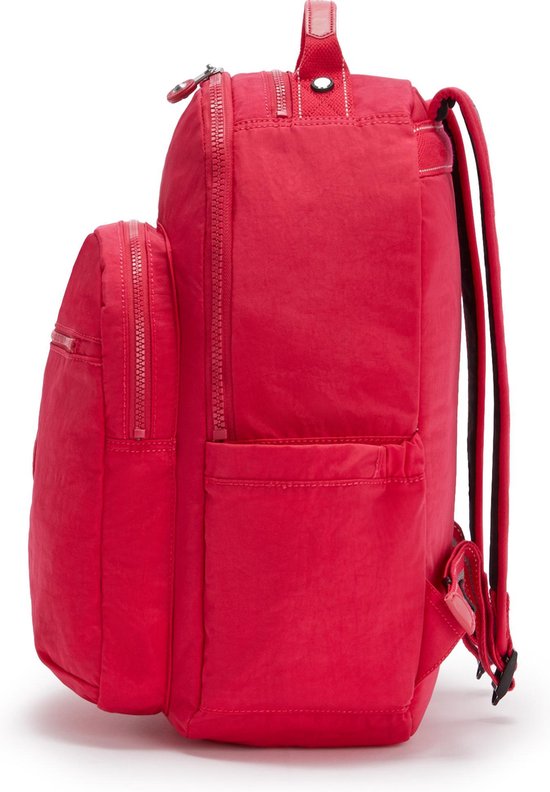 Côté d'un sac à dos Kipling rouge avec poches avant, fermetures éclair et poche latérale.