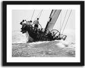 Foto in frame , Zeilboot in volle vaart ​, 70x100cm , Zwart wit  , Premium print