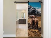 Luxe Deursticker Schotse hooglander met bergen - bruin - Sticky Decoration - deurposter - decoratie - woonaccesoires - op maat voor jouw deur