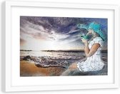 Foto in frame , Vrouw met hoed bij de zee ,120x80cm , multikleur , wanddecoratie
